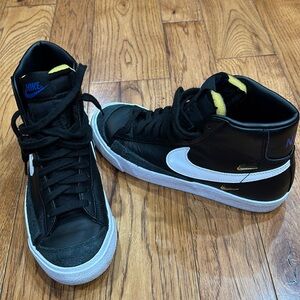 Women's Nike Blazer Mid '77 SE 'Sisterhood - Black Metallic Gold'  size 8
